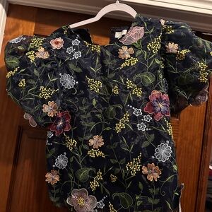 Crown & Ivy Embroidered Flower top xs